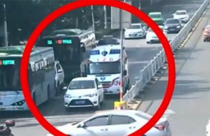 Nghị định 168 - Lỗi trừ 4 điểm GPLX ô tô: Không nhường đường xe ưu tiên đi làm nhiệm vụ